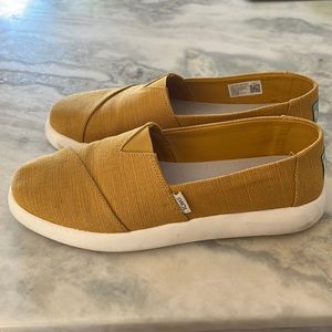 Mustard color Toms
